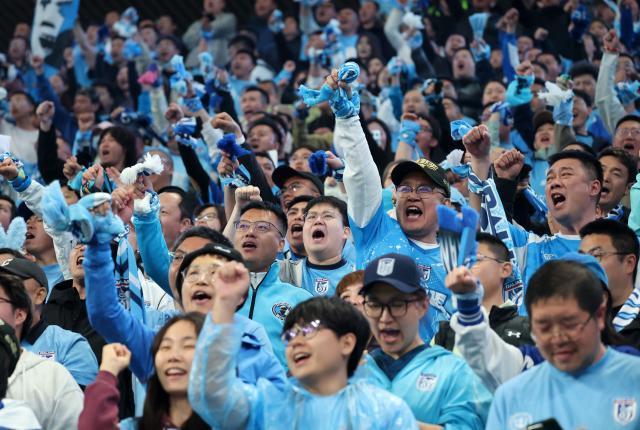 安博体育-中超上座人数再创纪录！单轮超30万人现场观看