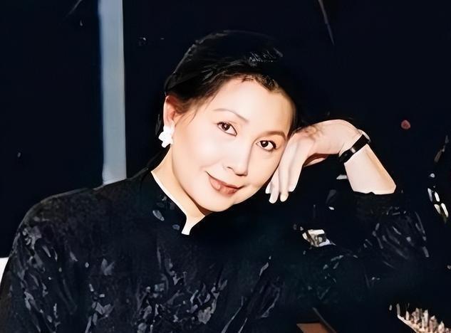 安博体育官方入口-突传死讯！香港知名演员老公在家中离世，坐在轮椅上没了呼吸